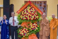 Chủ tịch Quốc hội Trần Thanh Mẫn, Chủ tịch Ủy ban Trung ương MTTQVN Bùi Thị Minh Hoài thay mặt Đảng, Nhà nước, MTTQVN chúc mừng Đại lễ Phật đản đến Đức Pháp chủ và chư tôn Trưởng lão Hội đồng Chứng minh GHPGVN - Ảnh: Quảng Đạo/BGN