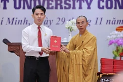 Thượng tọa Thích Phước Lượng, Phó Viện trưởng trao bằng Cử nhân Phật học cho học viên cư sĩ tốt nghiệp theo hệ Đào tạo từ xa