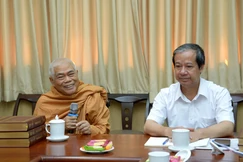 Hòa thượng Thích Giác Toàn và PGS.TS Nguyễn Kim Sơn - Ảnh: Bảo Toàn/BGN