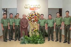 Phái đoàn đại diện Đảng ủy - Ban Giám đốc Công an TP.HCM tặng hoa chúc mừng Báo Giác Ngộ - Ảnh: Nguyên Tài/BGN