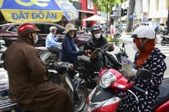 Dày đặc người mua báo ở góc đường Nguyễn Đình Chiểu - Phạm Ngọc Thạch trong sáng 30-6