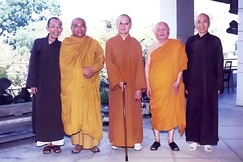 Tác giả, Hòa thượng Thích Phước Sơn (bên phải, ngoài cùng) với Trưởng lão Hòa thượng Thích Minh Châu, Hòa thượng Thích Giác Toàn, Hòa thượng Thích Chơn Thiện tại thiền viện Vạn Hạnh lúc chưa kiến thiết - Ảnh tư liệu BGN