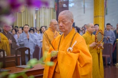 Đức Pháp chủ GHPGVN niêm hương cầu nguyện tại Pháp hội Vu lan - Báo hiếu, tưởng niệm và tri ân các bậc tiền bối hữu công với Đạo pháp và Dân tộc - Ảnh: Tâm Quý/BGN