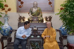 Đức Pháp chủ GHPGVN trao đổi với Thứ trưởng Bộ Dân tộc và Tôn giáo Nguyễn Hải Trung - Ảnh: Bảo Toàn/BGN.