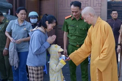 Đại lão Hòa thượng Thích Trí Quảng trao quà đến các em có hoàn cảnh khó khăn trên địa bàn phường An Khánh, TP.HCM - Ảnh: Bảo Toàn/BGN