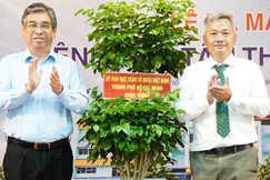Ủy viên Trung ương Đảng, Phó Bí thư Thành ủy, Chủ tịch Ủy ban Mặt trận Tổ quốc Việt Nam TP.HCM Nguyễn Phước Lộc tặng cây xanh chúc mừng Bệnh viện Tâm thần TP.HCM khánh thành cơ sở 3 - Ảnh: Kỳ Phong