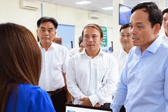 Bí thư Thành ủy TP.HCM Trần Lưu Quang kiểm tra Trung tâm phục vụ hành chính công phường Bình Dương tháng 9-2025 - Ảnh: Tuấn Vũ