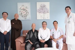 Đức Pháp chủ GHPGVN - Đại lão Hòa thượng Thích Trí Quảng thân mật tiếp đoàn lãnh đạo TP.HCM - Ảnh: Thế Lân