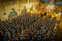 Trang nghiêm dâng đăng cúng dường Đức Phật A Di Đà tại chánh điện chùa Vạn Đức - TP.HCM