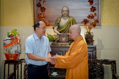 Đức Pháp chủ tiếp thân mật Bí thư Tỉnh ủy Cà Mau Nguyễn Hồ Hải chùa Huê Nghiêm - Ảnh: Nguyện Truyền/BGN