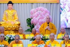 Thượng tọa Thích Tĩnh Triệt, Trưởng ban Trị sự GHPGVN tỉnh Đồng Tháp phát biểu tại hội nghị