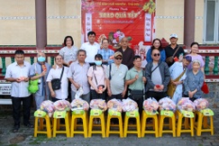 Người dân có hoàn cảnh khó khăn nhận quà Tết tại chùa Huê Nghiêm