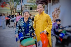 Thượng tọa Thích Minh Đạo, trụ trì chùa Nam Thiên Nhất Trụ trao quà Tết san sẻ yêu thương đến người khó khăn