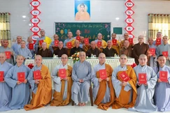 Tăng Ni sinh khóa II Lớp Sơ cấp Phật học Thủ Đức nhận chứng chỉ tốt nghiệp 