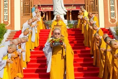 Trang nghiêm cung nghinh giới bổn từ tổ đình Phi Lai đến các điểm truyền giới - Ảnh: Gia Tư/BGN