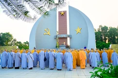 Ban Thường trực Ban Trị sự, Ban Tổ chức Đại hội, chư Tăng Ni đại biểu trang nghiêm dâng hương tưởng niệm tại Nghĩa trang Liệt sĩ tỉnh