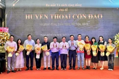 Ban Tổ chức tặng hoa cảm ơn các đơn vị xuất bản và phát hành - Ảnh: Hồ Sơn