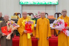 Trưởng lão Hòa thượng Thích Phước Thông trao quyết định chuẩn y nhân sự đến Thượng tọa Trưởng ban Trị sự và nhị vị Thượng tọa Phó Trưởng ban Thường trực Ban Trị sự GHPGVN tỉnh Đồng Tháp