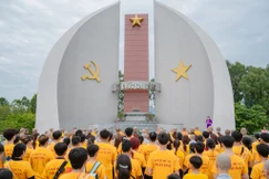 Chư tôn đức và Phật tử thắp hương tưởng niệm anh linh các anh hùng liệt sĩ tại Nghĩa trang Liệt sĩ tỉnh Đồng Tháp (phường Mỹ Trà)