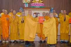 Trưởng lão Hòa thượng Thích Thiện Nhơn trao quyết định Trưởng ban Trị sự GHPGVN TP.Đồng Nai đến Thượng tọa Thích Huệ Khai 