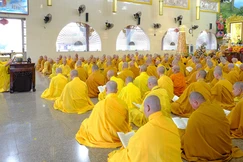 Hòa thượng Thích Hoằng Tri đại vị trùng tuyên giới Tỳ-kheo và Bồ-tát tại trường hạ chùa Vạn Đức (phường Tam Bình)