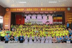 Hơn 240 khóa sinh tham dự khóa tu mùa hè "Ươm mầm từ bi" lần VIII chụp hình lưu niệm cùng chư tôn đức chùa Thiên Phước
