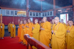 Chư tôn đức dâng hương tưởng niệm chư vị tiền nhân tại đền thờ Người có công của tỉnh An Giang - Ảnh: Nguyện Truyền/BGN