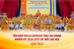 Hòa thượng Thích Thiện Thống được tái suy cử Trưởng ban Trị sự GHPGVN tỉnh An Giang nhiệm kỳ 2026-2031 và các thành viên tân Ban Trị sự chính thức ra mắt đại hội, sáng nay, 19-6-2026 - Ảnh: Nguyện Truyền/BGN