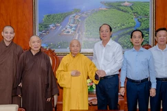 Nhị vị Trưởng lão Hòa thượng cùng Bí thư Tỉnh ủy Nguyễn Hồ Hải tại trụ sở UBND tỉnh Cà Mau - Ảnh: Đăng Huy