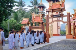 Các bạn trẻ thiền hành mỗi sáng tại khóa tu Thong dong giữa đời 