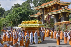 Phụng tống kim quan Ni trưởng Thích nữ Như Tịnh an trí nơi bảo tháp Chân Thể, ngay trong khuôn viên thiền viện Linh Chiếu