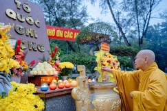Trưởng lão Hòa thượng Thích Thiện Nhơn dâng hương tưởng niệm anh linh anh hùng liệt sĩ tại Nghĩa trang Liệt sĩ Long Thành 