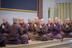 Các giới tử trùng tuyên bốn bộ Luật trường hàng - Ảnh: Tâm Quý