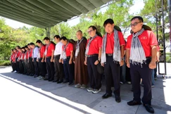 Đoàn đại biểu dành phút mặc niệm tưởng nhớ các Anh hùng liệt sĩ tại Nghĩa trang Liệt sĩ Quốc gia Đường 9