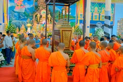 Chư Tăng cử hành Lễ nhập kim quan nhục thân Hòa thượng Danh Lân theo nghi thức truyền thống của Phật giáo Nam tông Khmer