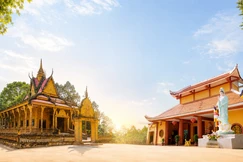 Chùa Thác Lác, xã Hòa Thuận (trái) và chùa Phú Hội, xã Vĩnh Điều (phải)