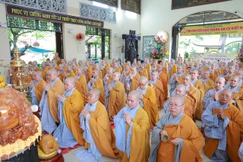 Chư Ni trường hạ chùa Kiều Đàm cử hành nghi thức đảnh lễ Tam bảo, tác pháp Tự tứ theo truyền thống thiền môn