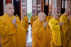 Trưởng lão Hòa thượng Thích Thiện Nhơn cùng chư Tăng thực hiện nghi thức đảnh lễ Tam bảo