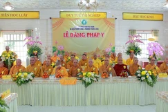 Trang nghiêm lễ dâng pháp y, cài hoa hồng mùa Vu lan tại trường hạ Ni viện Phước Long