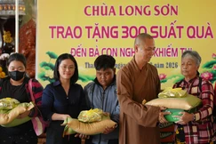 Chùa Long Sơn trao tặng 300 phần quà từ thiện đến bà con có hoàn cảnh đặc biệt khó khăn và người khiếm thị