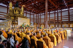 Quang cảnh buổi lễ tại chánh điện chùa Quốc Ân Khải Tường (xã Long Phước, TP.Đồng Nai)