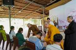 Trao tặng quà đến người khiếm thị và bệnh nhân nghèo tại Viện Chuyên Tu