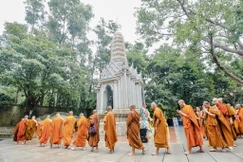 Chư Tăng hữu nhiễu bảo tháp Trưởng lão Hòa thượng Hộ Tông nằm trong khuôn viên chùa Bửu Long