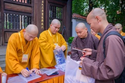 Giới tử trình giấy báo trúng tuyển và nhận thẻ đeo trước khi nhập chúng tại giới đài viện Huệ Nghiêm - Ảnh: Tâm Quý/BGN