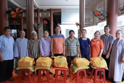 Người dân có hoàn cảnh khó khăn đến nhận quà tại Ni viện Vạn Hạnh