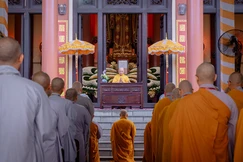 Chư vị giáo thọ sư khai đạo giáo giới hành nghi cho các giới tử Bắc tông tại giới đài viện Huệ Nghiêm - Ảnh: Nguyện Truyền/BGN