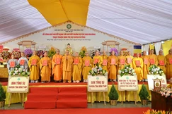 Chư tôn đức Ban Tăng sự GHPGVN tỉnh Đồng Tháp nhận quyết định chuẩn y