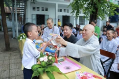 Ni trưởng Thích nữ Mỹ Thuận tặng lồng đèn trung thu cho các em học sinh