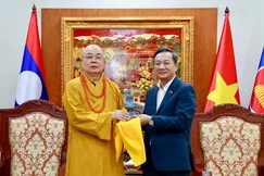 Trưởng lão Hòa thượng Thích Thanh Nhiễu tặng Đại sứ Nguyễn Minh Tâm tôn tượng Đức Phật A Di Đà, được tạo tác theo mẫu tôn tượng đang tôn trí tại chùa Phật Tích - Việt Nam - Ảnh: Du Nhiên/BGN