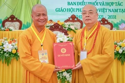 Thượng tọa Thích Minh Quang đón nhận quyết định Trưởng ban Điều phối và Hợp tác Phật giáo VN tại Lào nhiệm kỳ 2026-2031 - Ảnh: Du Nhiên/BGN